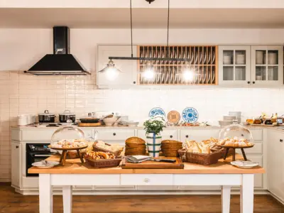 Un inizio di giornata rilassante all'HENRI... il modo migliore per farlo è con una ricca colazione e una corroborante merenda tirolese nel pomeriggio.Il vostro pernottamento all'insegna del benessere è disponibile a partire da 79 euro a persona in camera doppia con colazione inclusa.