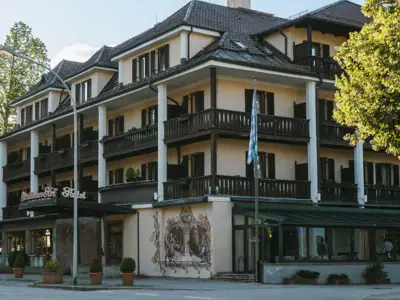 *Apertura nell'estate 2026*Situato in una posizione perfetta vicino alla montagna più alta della Germania, l'hotel combina un fascino rustico con una tipica strizzata d'occhio.Incluso per voi:Ricca colazione a buffetSpuntino pomeridianoAccesso alla Spa HENRI