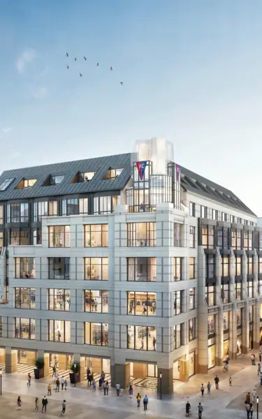 Un gruppo di persone cammina intorno a un edificio.