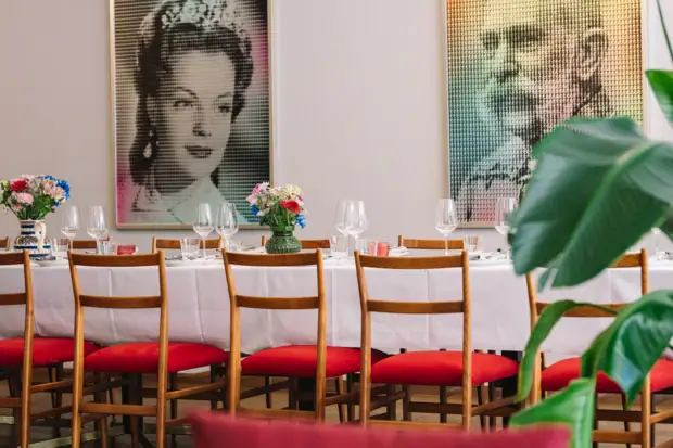 HENRI Hotel Kitzbühel Events Tagung Offsite Un tavolo con sedie e bicchieri da vino.