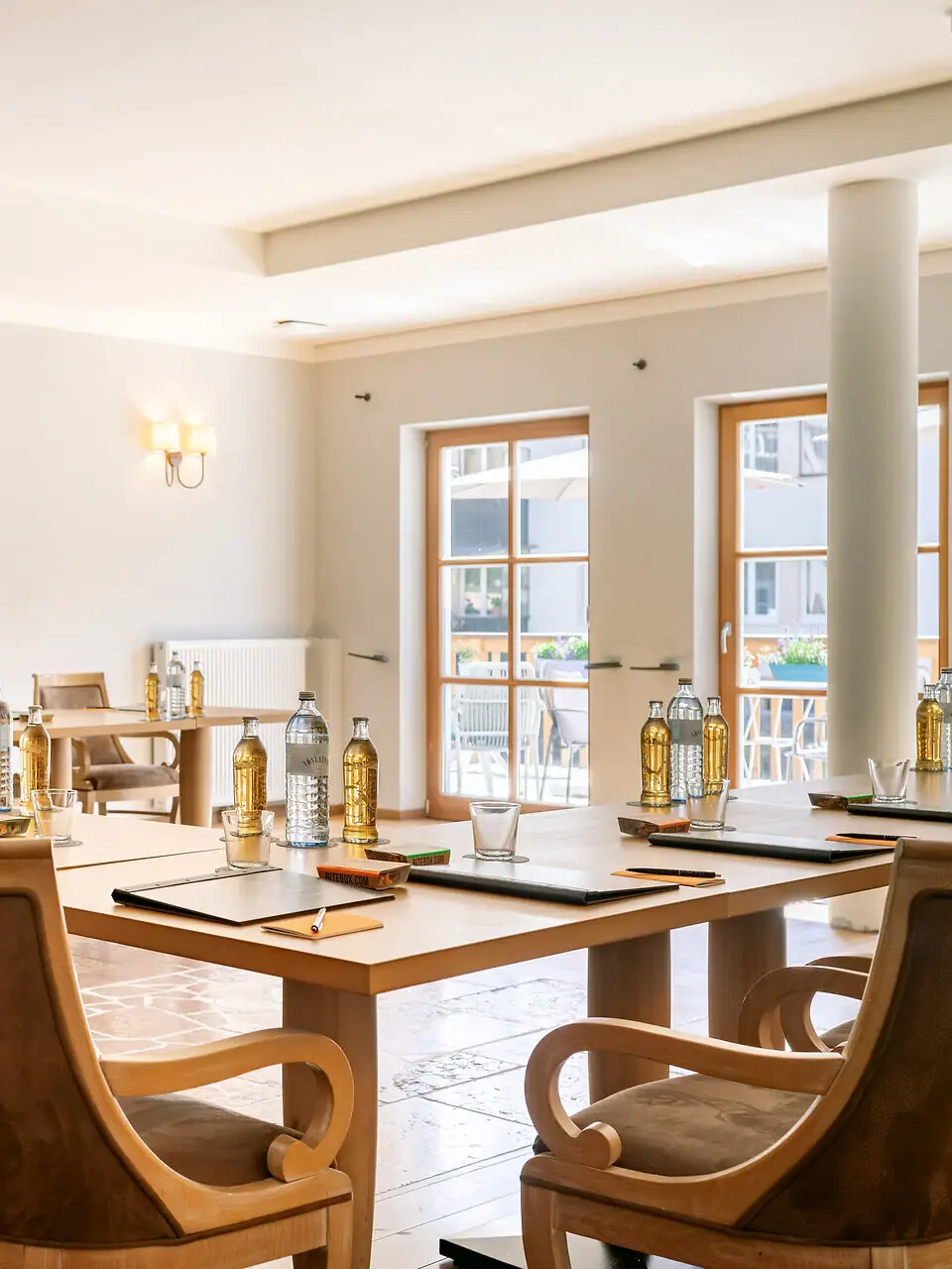 Una luminosa sala riunioni con tavoli e sedie.