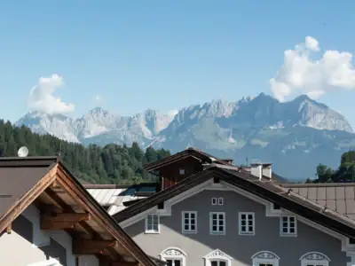 Fluss mit Booten und Gebäuden, umgeben von Wolken und Himmel.