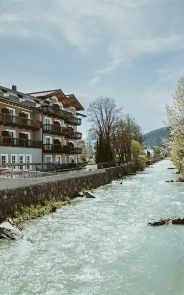 Un fiume che attraversa un edificio.